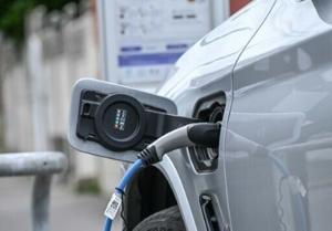 Most EU carmakers on track to meet emission targets: study