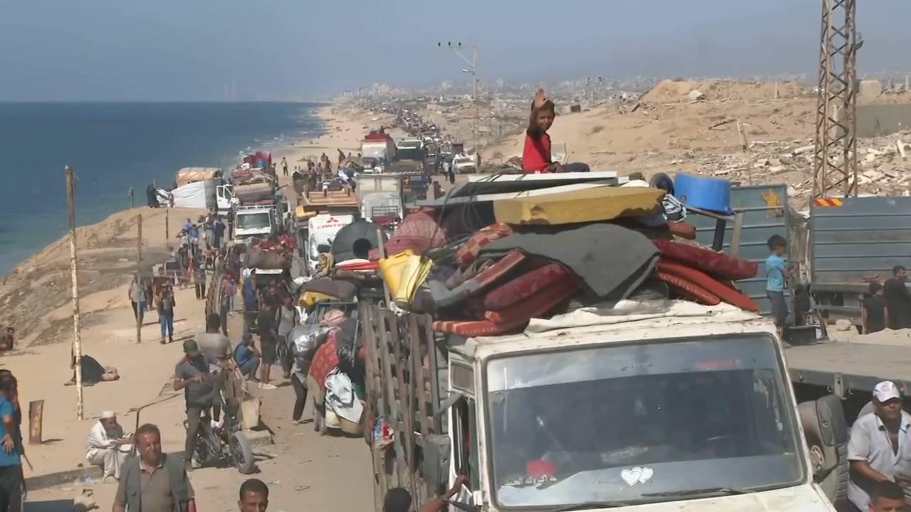 Thousands of people continue to evacuate from northern to southern Gaza Strip
