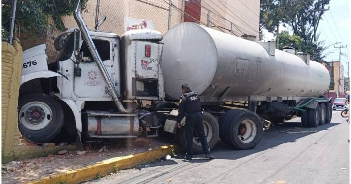Pipero se queda sin frenos y choca contra unidad habitacional en Iztapalapa