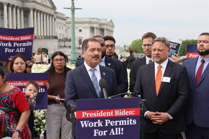 Congresista 'Chuy' García: redadas de Trump buscan justificar militarización de Chicago