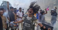 Violenta caída del gobierno comunista en Nepal