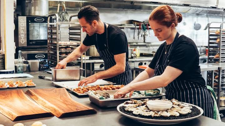 Se buscan cocineros y ayudantes de cocina en restaurantes reconocidos
