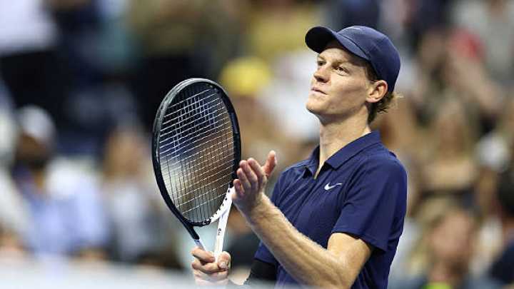 Aficionado intenta robar a Jannik Sinner en pleno US Open