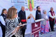 Blanca Osorio, entrega patrullas en Acolman en el marco del desfile conmemorativo a la lucha de independencia