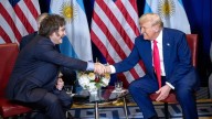 Milei partió rumbo a Nueva York para reunirse con Trump en busca de respaldo financiero