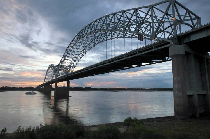 China inaugura el puente colgante más largo del mundo: recorre 10 kilómetros