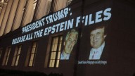 Trump “era un informante del FBI” en el caso de Jeffrey Epstein, según el presidente de la Cámara de Estados Unidos