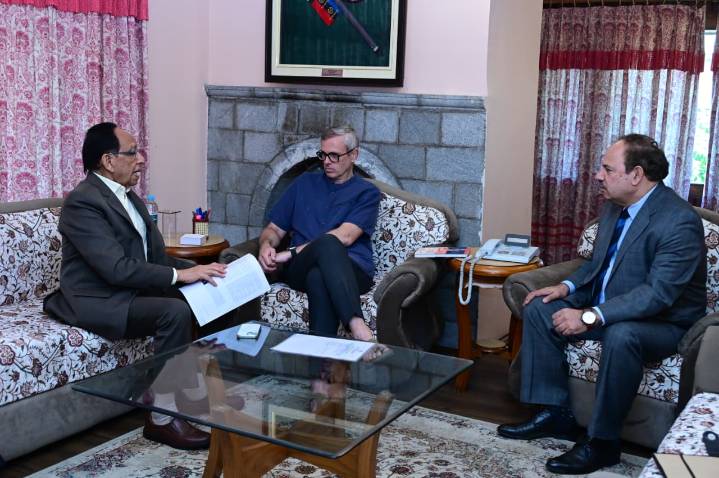 Earth Scientist Prof. Gupta Calls On CM Omar Abdullah; Discusses Earthquake Resilience, Disaster Preparedness In J&K