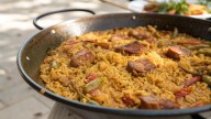 Ni gambas ni guisantes: la paella valenciana sólo tiene 10 ingredientes 'oficiales' y pocos españoles los conocen