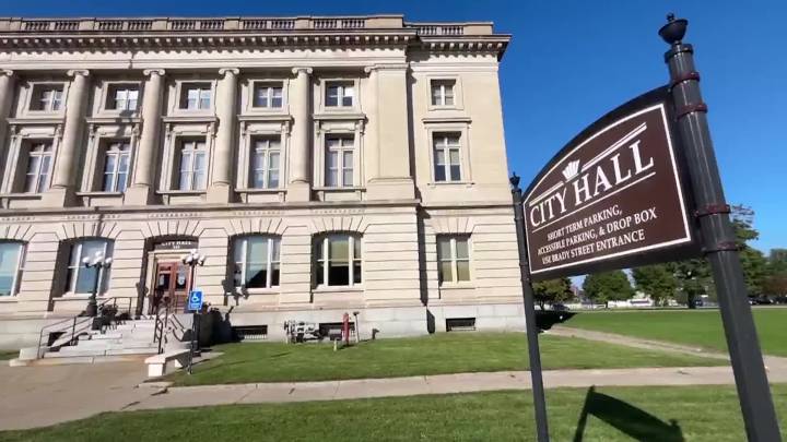 City Commission accepts resignation of city manager