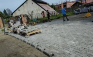 Continúan los trabajos de adoquinado en Trevelin