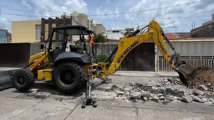 ¡Más equipo, mejor servicio! MIAA adquiere nueva retroexcavadora para reforzar trabajos de reparación en la ciudad