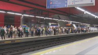 Moverse en hora punta en transporte público en Madrid, toda una odisea: "Esto es un caos"
