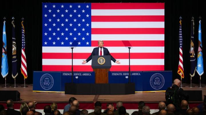 “Pueden irse y ahí se les acaba el rango y el futuro”, dice Trump ante altos mandos militares en Quantico, Virginia