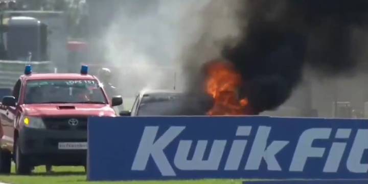 El hermano de Lewis Hamilton sufrió un accidente y su auto se prendió fuego en plena carrera: “Fue un momento aterrador para mí”