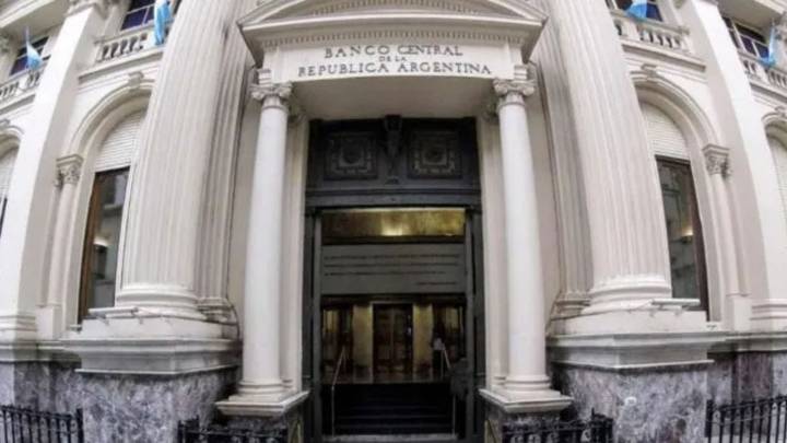 Tensión cambiaria: el Central confirmó que vendió dólares para intentar frenarlo