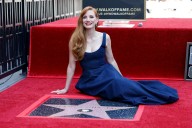Jessica Chastain es honrada por Al Pacino en su estrella en el Paseo de la Fama