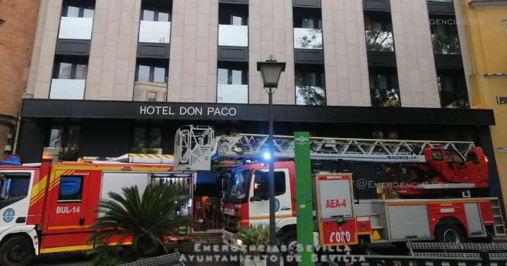 Atendidas cinco personas tras un incendio en la habitación de un hotel de Sevilla