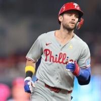 Phillies shortstop Turner, NL batting leader, strains hamstring