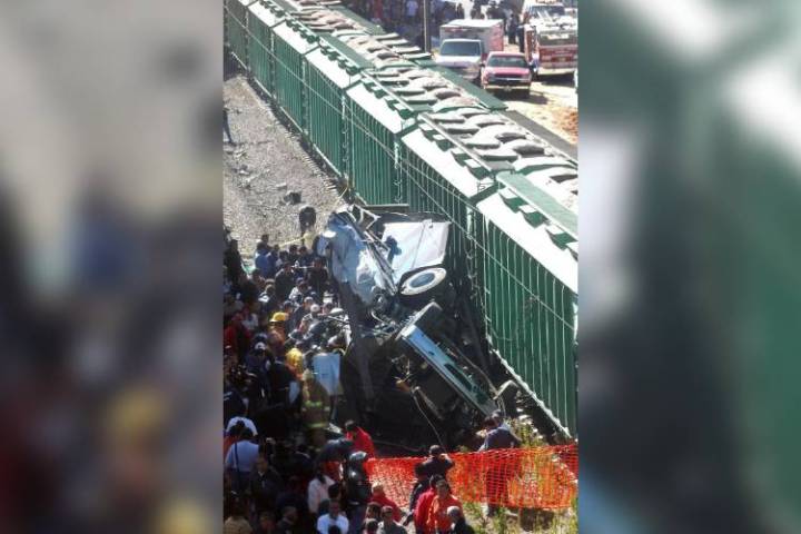 Choque entre tren y autobús deja cinco muertos