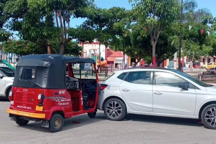 Mototaxi no respeta alto y colisiona con Seat Ibiza en Seybaplaya