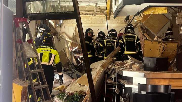 Una explosión en un bar de Vallecas deja un herido grave y 13 leves: los bomberos buscan entre los escombros a más víctimas