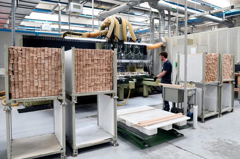 Italy's July industrial output unexpectedly rises in renewed sign of recovery