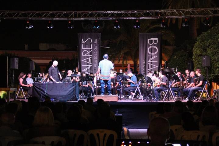 Bonares cierra sus Noches de Verano en la Plaza de España con música y gran participación
