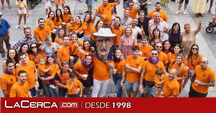 La Comparsa de Gigantes y Cabezudos incorpora un nuevo cabezudo apicultor gracias a la donación de la Peña Escopitos