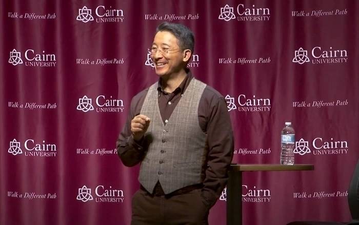 Christopher Yuan hospitalizado tras caída, no puede mover sus piernas: "Por favor, oren"