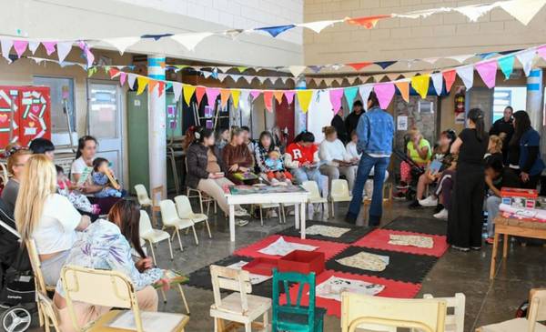 Iniciaron un taller de vinculación literaria  para madres e hijos en una cárcel de Los Hornos