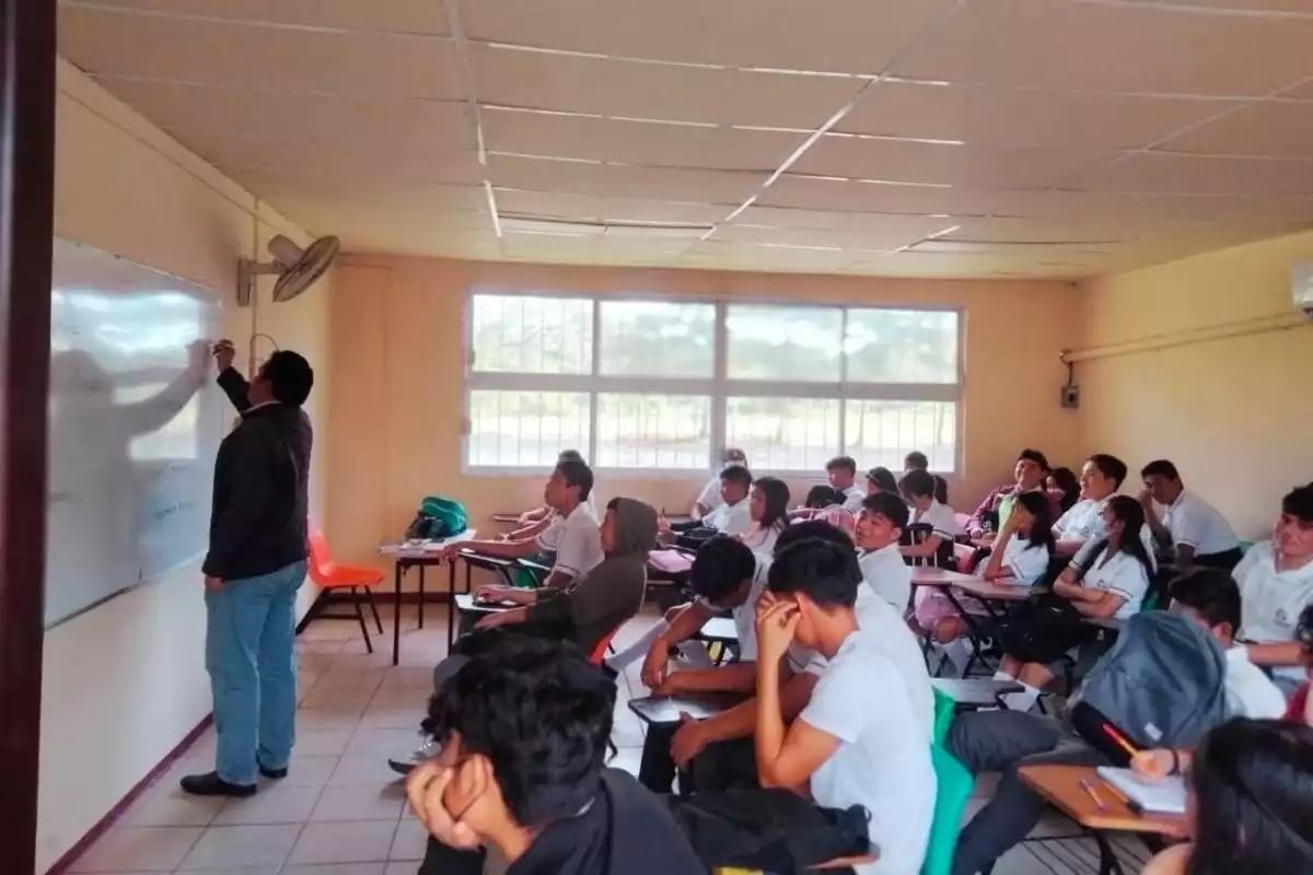 Aumenta matrícula en el COBACAM por crisis económica en Carmen: Familias optan por educación pública