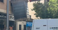 Susto en Pere Garau al impactar un contenedor con la fachada de un edificio
