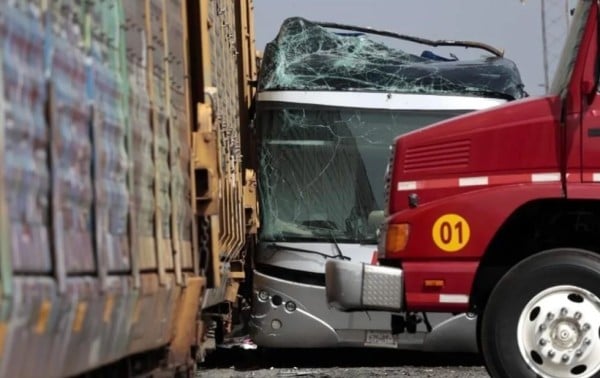 Deja choque entre autobús y tren 8 muertos y 45 heridos