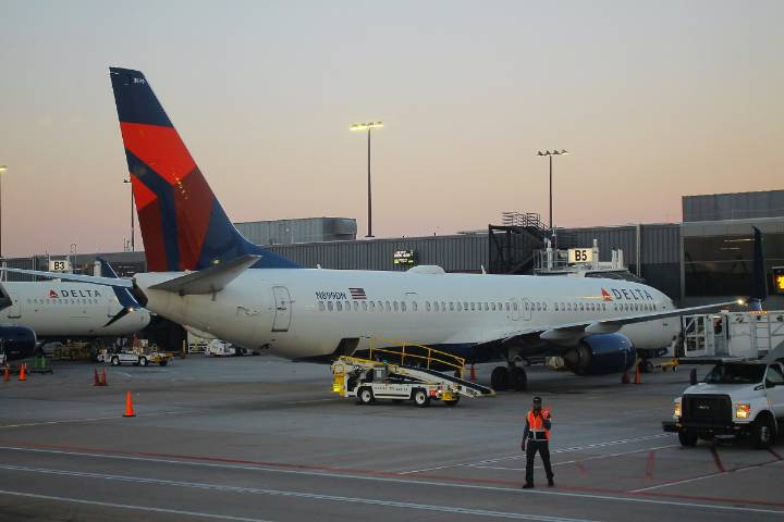 Delta flight to Las Vegas aborts takeoff at MSP Airport due to open window