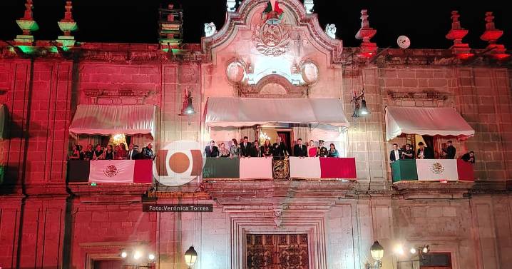 Miles de michoacanos dan el Grito de Independencia en Morelia; mujeres el mensaje