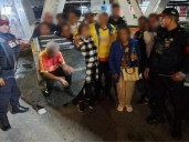 Policías ayudan a adulto mayor para localizar a su familia