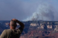 Muere bombero por emergencia cardíaca mientras combatía incendio en el Gran Cañón