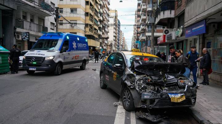 Choque en el centro: un taxista se descompensó y se estrelló contra un colectivo