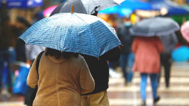 Hoy llueve en Santiago: ¿A qué hora del día comienzan las precipitaciones y por cuánto se extenderán?