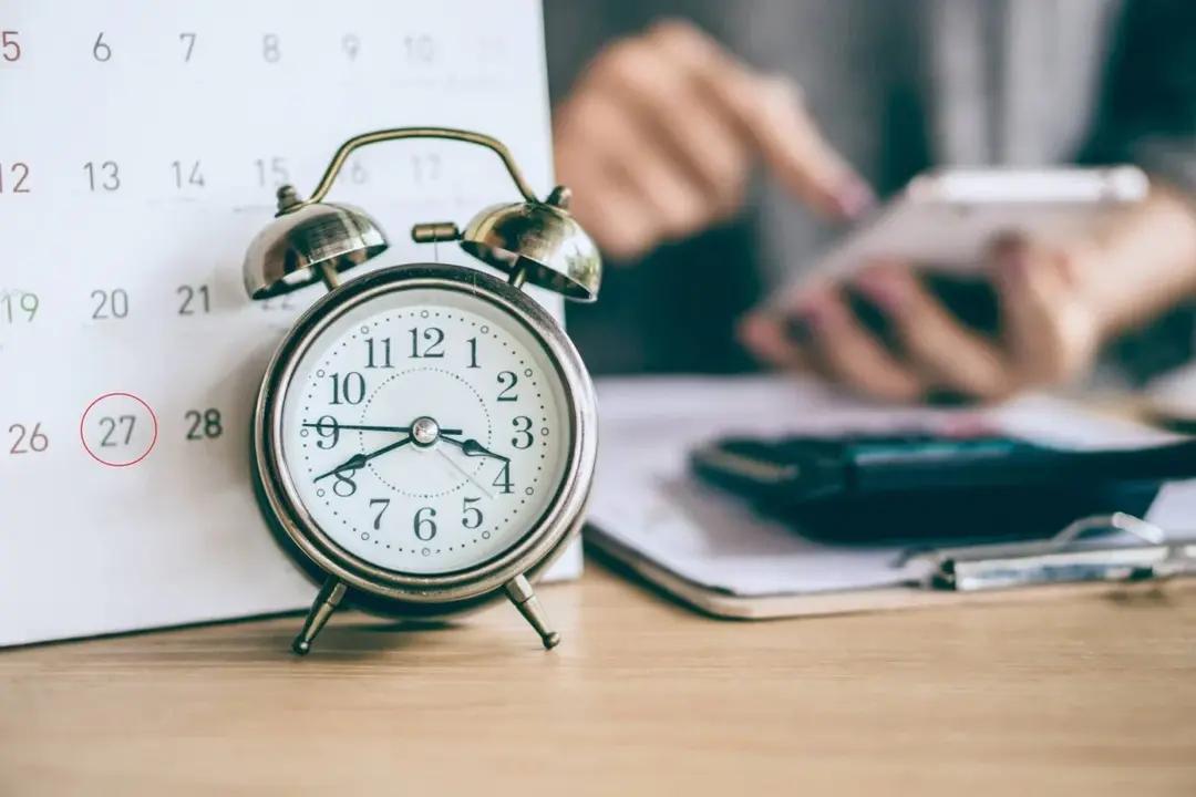 Horas extra: el gesto que te puede costar el empleo (y no te lo pagan)
