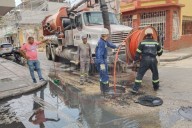 Trabajos de desobstrucción del alcantarillado avanzan en la Calle del Pozo, Santa Marta