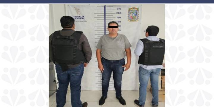 Detienen a agente del Ministerio Público en Puebla acusado de solicitar 20 mil pesos tras localizar a joven desaparecida