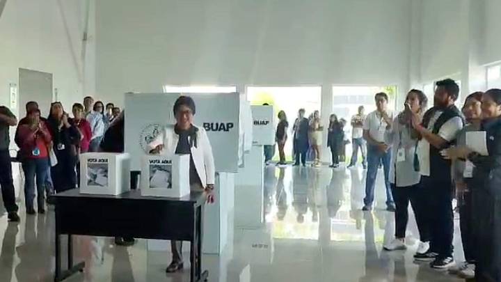 Acude Lilia Cedillo a votar a la Unidad de Seminarios de CU