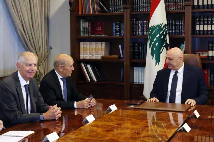 Líbano pide al enviado francés "presión" para frenar los ataques israelíes y apoyar el desarme