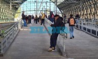 El Tren Roca a La Plata, a paso de hombre por una sorpresiva protesta: demoras y cancelaciones