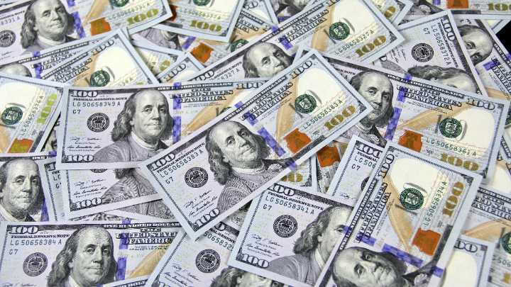 El dólar rozó los $1.450 en el Banco Nación y el mayorista quedó a solo 2,8% del techo de la banda