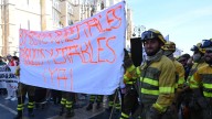 Más de 1.000 personas marchan en León para apoyar a los Bomberos Forestales y exigir ceses en la Junta tras los incendios
