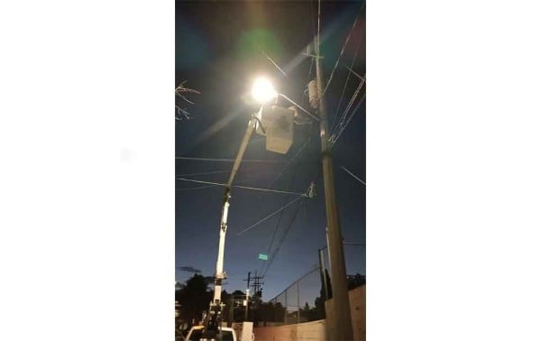 Instalan luminarias en la calle Privada Francisco I. Madero