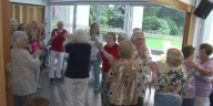Del miedo al geriátrico a las casas compartidas: cohousing, la tendencia de vivir con amigos en la vejez que gana adeptos en el mundo